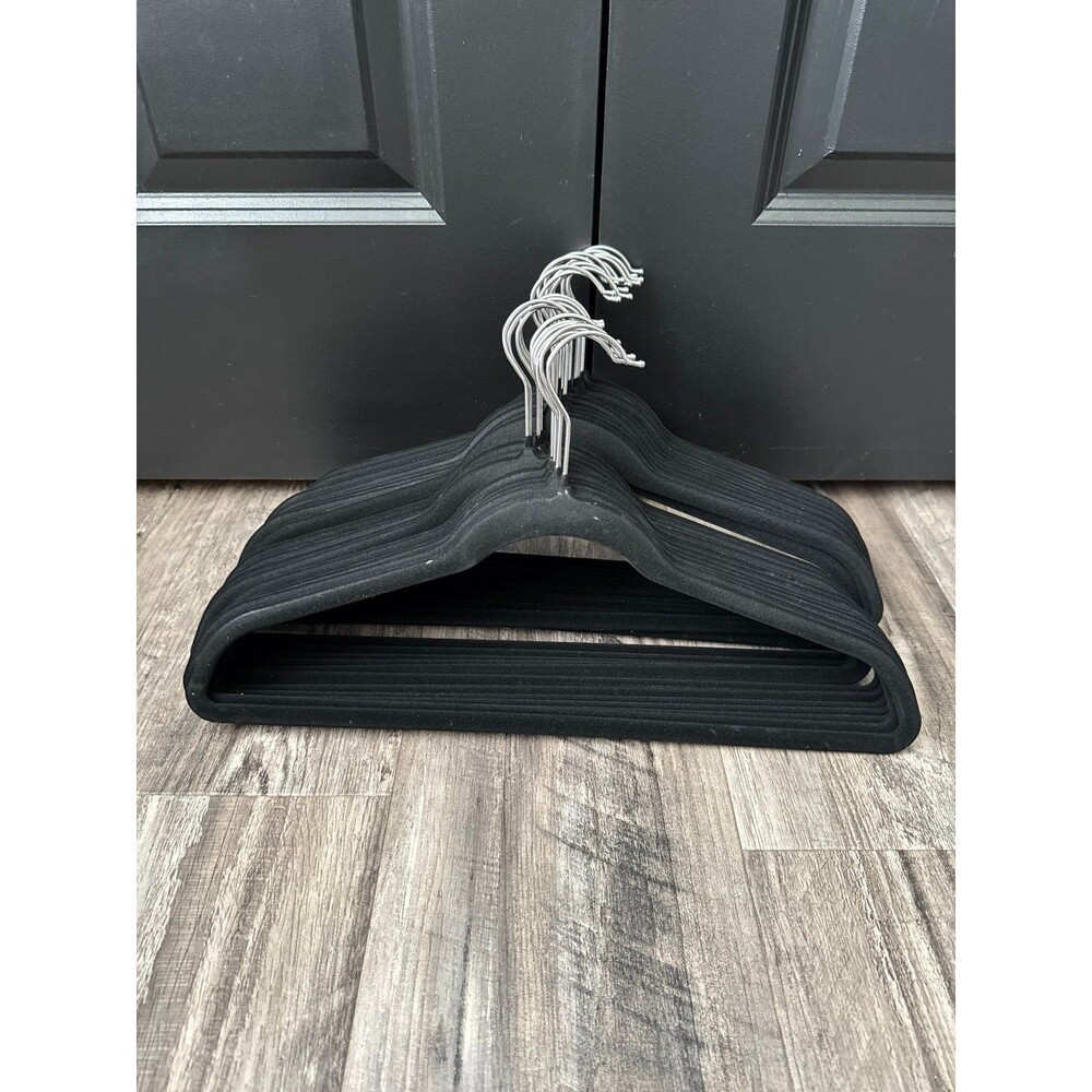 25 Black velvet hangers
